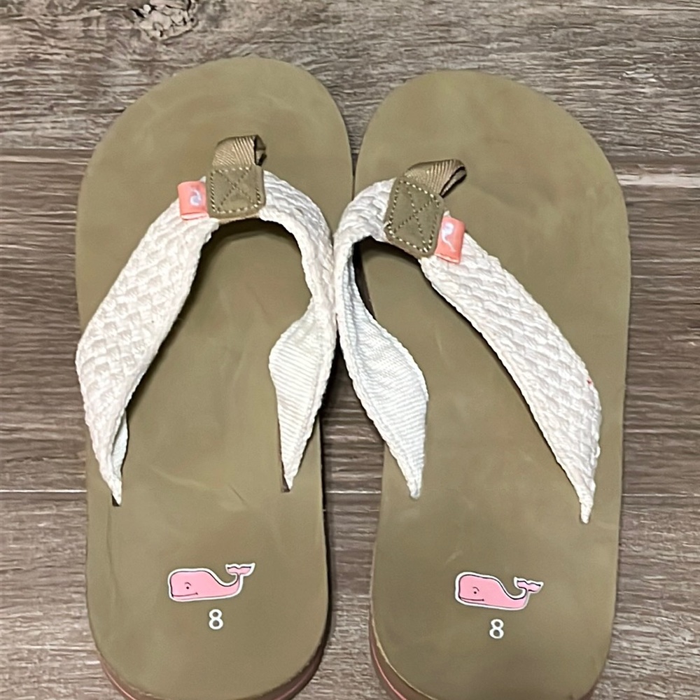 Vineyard vine flip flops size 8